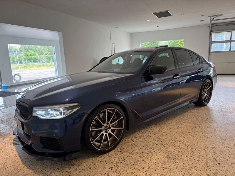 Mörkblå Begagnad 2017 BMW M5 Sedan | 399 000 kr - Bild 1/4