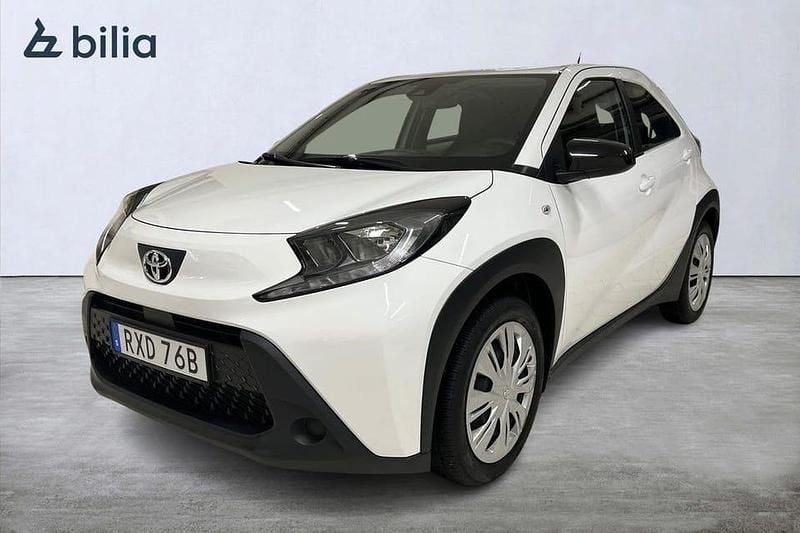 Vit Begagnad 2022 Toyota Aygo X Play SUV | 174 900 kr (Marknadspris) - Bild 1/4