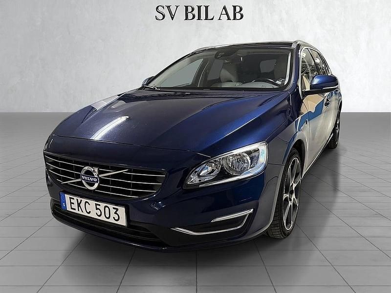 Blå Begagnad 2015 Volvo V60 Ocean Race Kombi | 159 900 kr (Marknadspris) - Bild 1/4