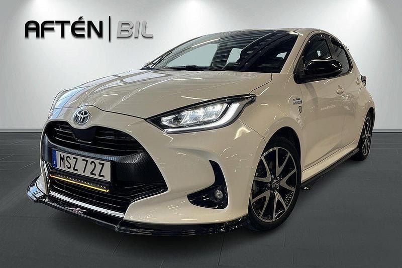 Vit Begagnad 2021 Toyota Yaris Hybrid Style Halvkombi | 209 900 kr (Marknadspris) - Bild 1/3