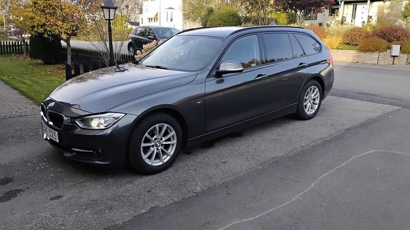 Grå Begagnad 2015 BMW 320 Sport Line Kombi | 145 000 kr (Bra pris) - Bild 1/4