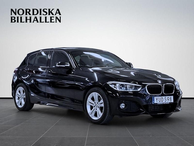 Svart Begagnad 2018 BMW 120 M Sport Halvkombi | 229 795 kr (Marknadspris) - Bild 1/4