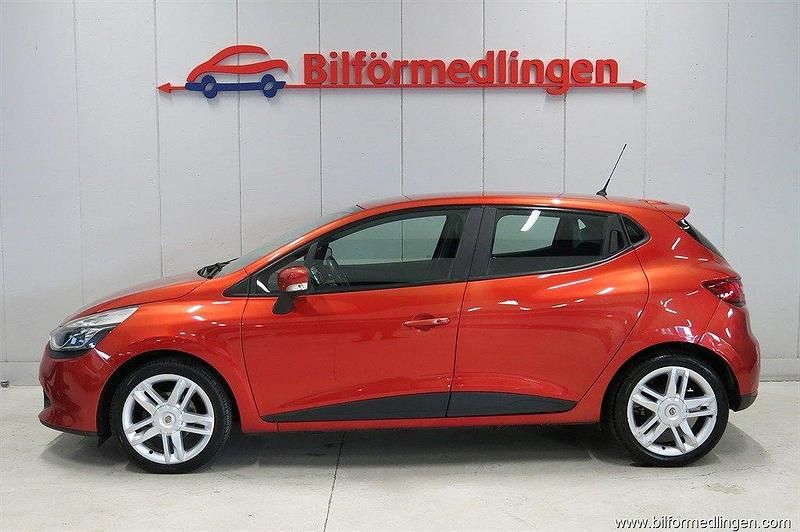 Röd samma som bilen Begagnad 2013 Renault Clio IV Halvkombi | 57 900 kr (Marknadspris) - Bild 1/4