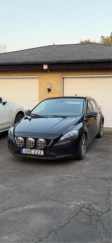 Svart Begagnad 2014 Volvo V40 Kombi | 87 500 kr (Marknadspris) - Bild 1/4