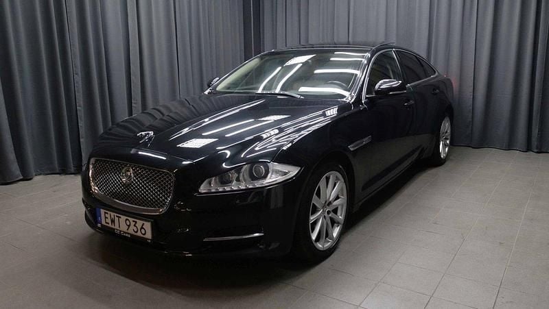 Svart Begagnad 2012 Jaguar XJ Premium Luxury Sedan | 179 000 kr - Bild 1/4