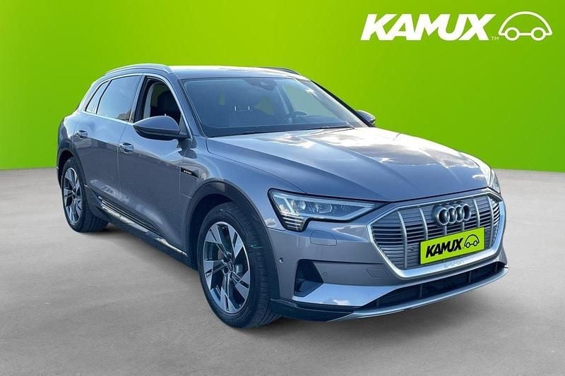 Silver/grå Begagnad 2022 Audi e-tron Comfort SUV | 368 900 kr (Superpris) - Bild 1/4