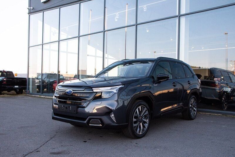 Grå Ny 2024 Subaru Forester SUV | 429 900 kr (Marknadspris) - Bild 1/4
