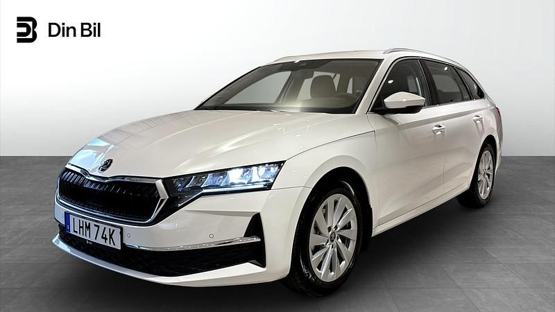 Vit (candy white) Begagnad 2025 Skoda Octavia Selection Kombi | 289 900 kr (Bra pris) - Bild 1/4