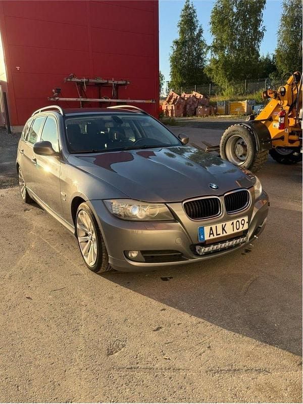 Grå Begagnad 2009 BMW 320 Comfort Edition Kombi | 65 000 kr (Marknadspris) - Bild 1/4