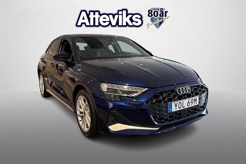 Blå Ny 2025 Audi A3 Sportback e-tron Advanced Plus Sedan | 499 900 kr (Bra pris) - Bild 1/4