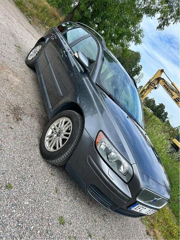Grå Begagnad 2006 Volvo V50 Kombi | 25 000 kr (Marknadspris) - Bild 1/4