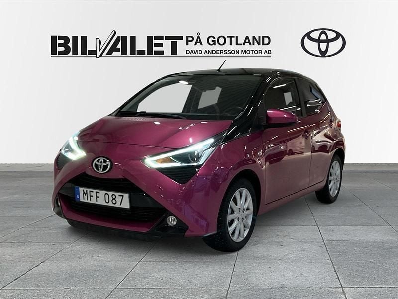 Lila metallix/svart Begagnad 2018 Toyota Aygo Halvkombi | 89 000 kr (Marknadspris) - Bild 1/4