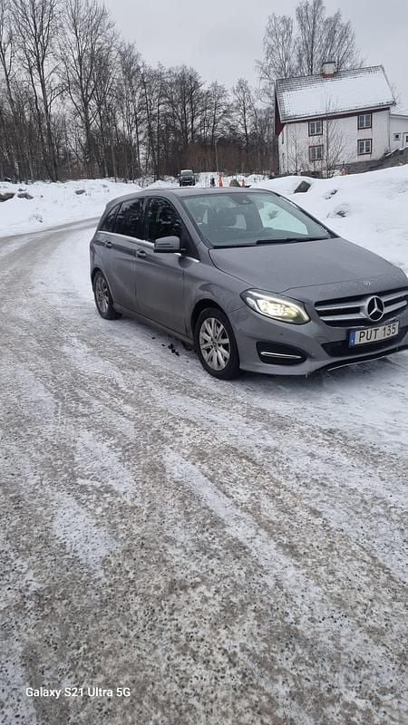 Begagnad Mercedes B200 136 HK (100 kW) 2018 Minibuss