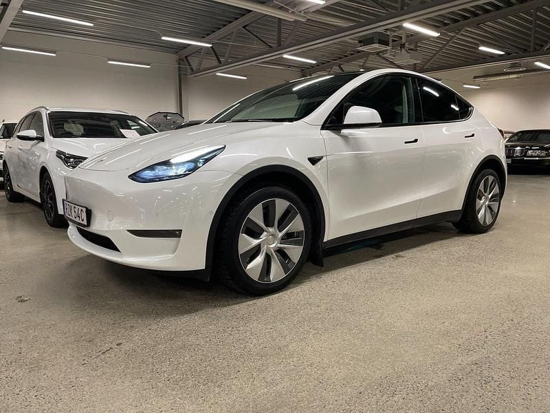 Vit Begagnad 2022 Tesla Model Y Long Range AWD SUV | 359 000 kr (Marknadspris) - Bild 1/4