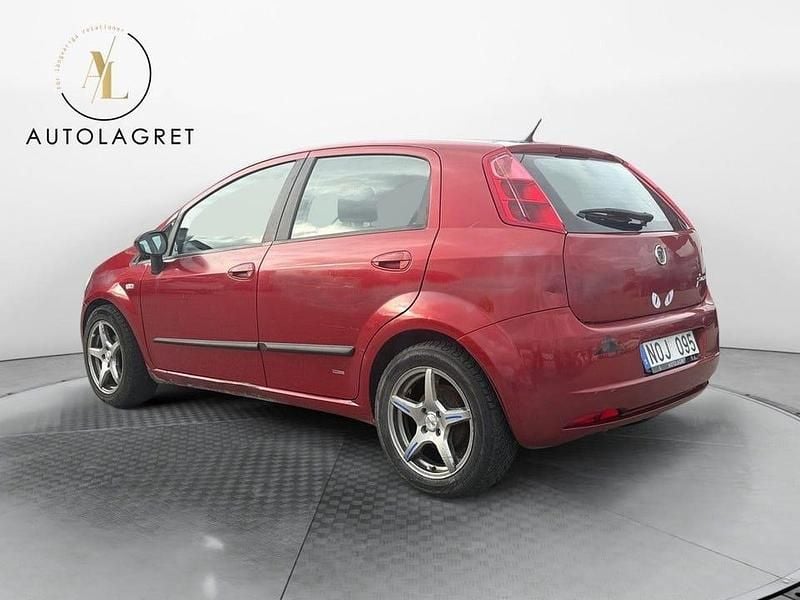 Begagnad Fiat Grande Punto Dynamic 75 HK (55 kW) 2007 Röd Halvkombi
