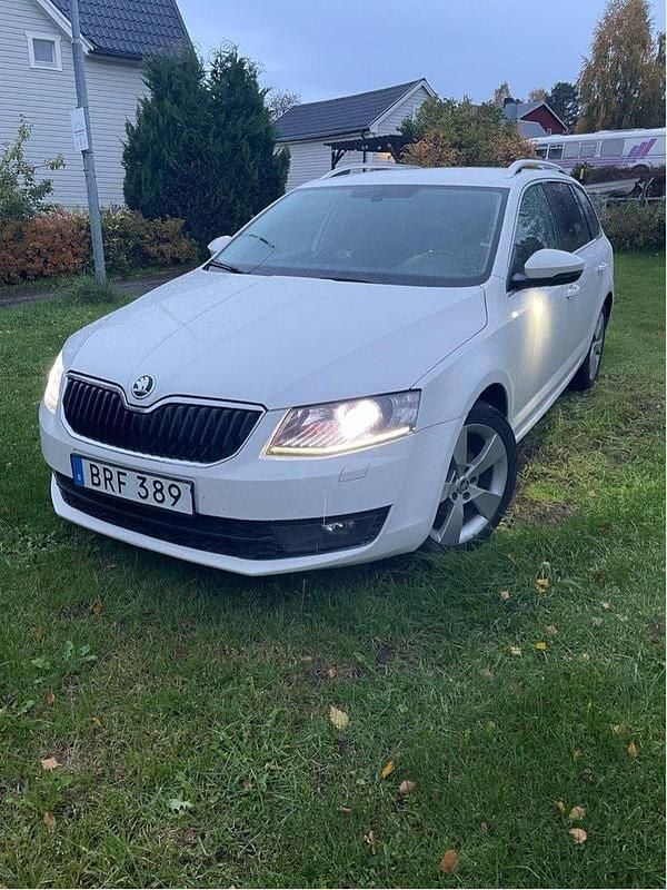 Vit Begagnad 2014 Skoda Octavia Elegance Kombi | 55 000 kr (Bra pris) - Bild 1/4