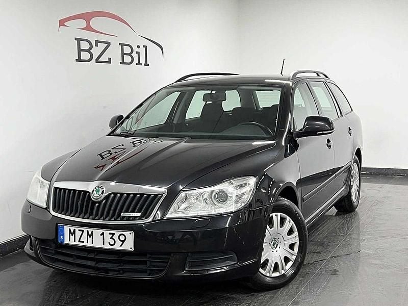 Svart Begagnad 2012 Skoda Octavia Ambiente Kombi | 69 900 kr (Marknadspris) - Bild 1/4