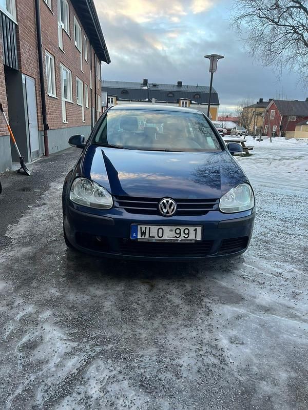 Mörkblå Begagnad 2005 VW Golf IV Halvkombi | 24 500 kr (Lite dyr) - Bild 1/4