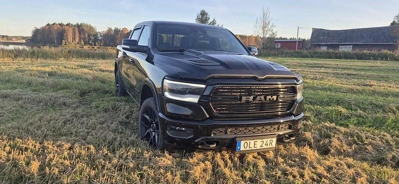Svart Begagnad 2022 RAM 1500 Pickup | 739 000 kr (Bra pris) - Bild 1/4