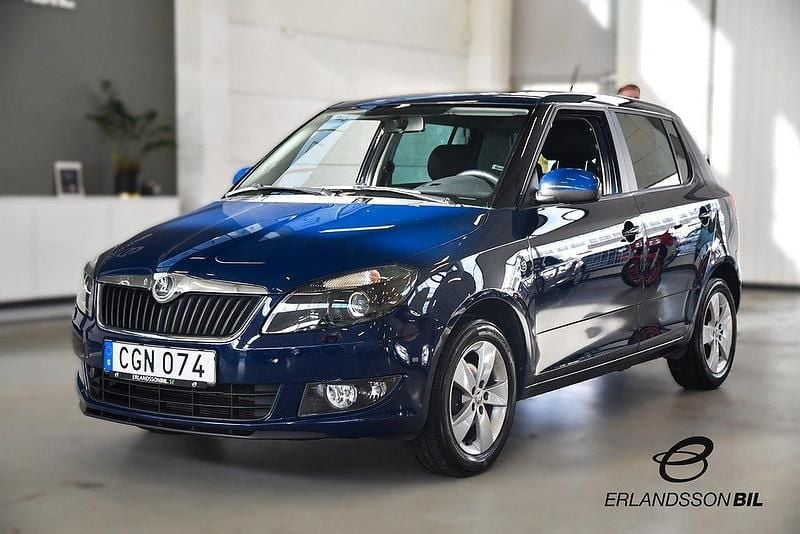 Blå Begagnad 2014 Skoda Fabia Ambiente Halvkombi | 69 900 kr (Marknadspris) - Bild 1/4