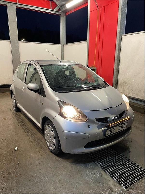 Silver Begagnad 2009 Toyota Aygo Halvkombi | 29 000 kr (Bra pris) - Bild 1/4