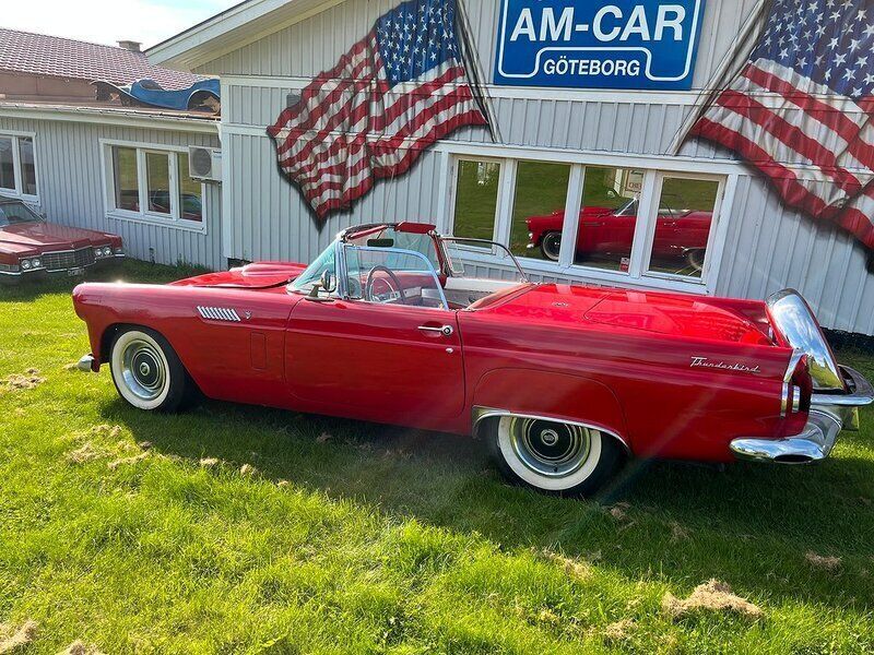 Begagnad Ford Thunderbird 228 HK (167 kW) 1956 Röd Cab