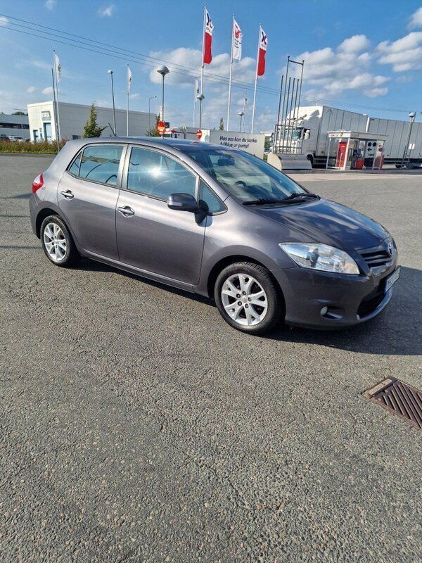 Grå Begagnad 2012 Toyota Auris Plus Halvkombi | 69 000 kr (Marknadspris) - Bild 1/3