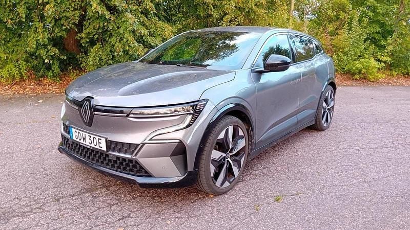 Grå Begagnad 2023 Renault Mégane Techno Halvkombi | 269 000 kr (Superpris) - Bild 1/4