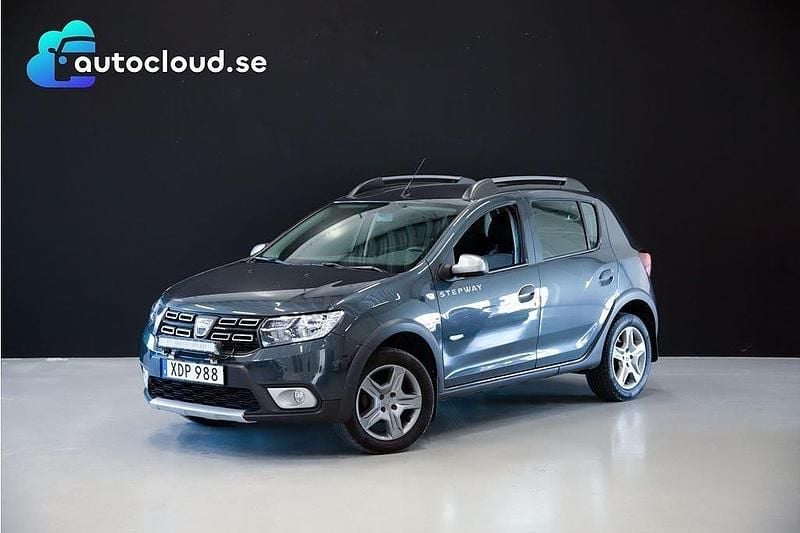 Mörkgrå Begagnad 2017 Dacia Sandero Stepway Halvkombi | 119 800 kr (Dyr) - Bild 1/3