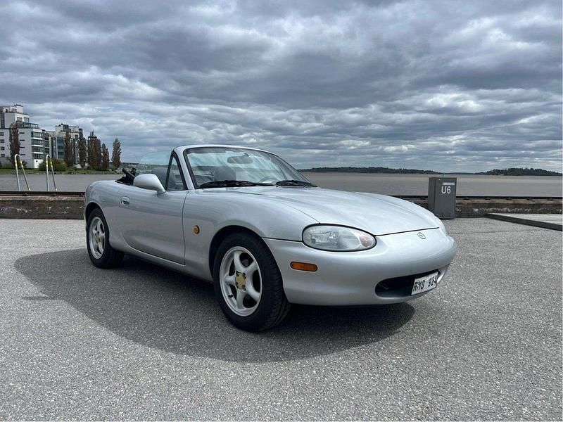 Grå Begagnad 2000 Mazda MX5 Cab | 89 999 kr (Marknadspris) - Bild 1/4