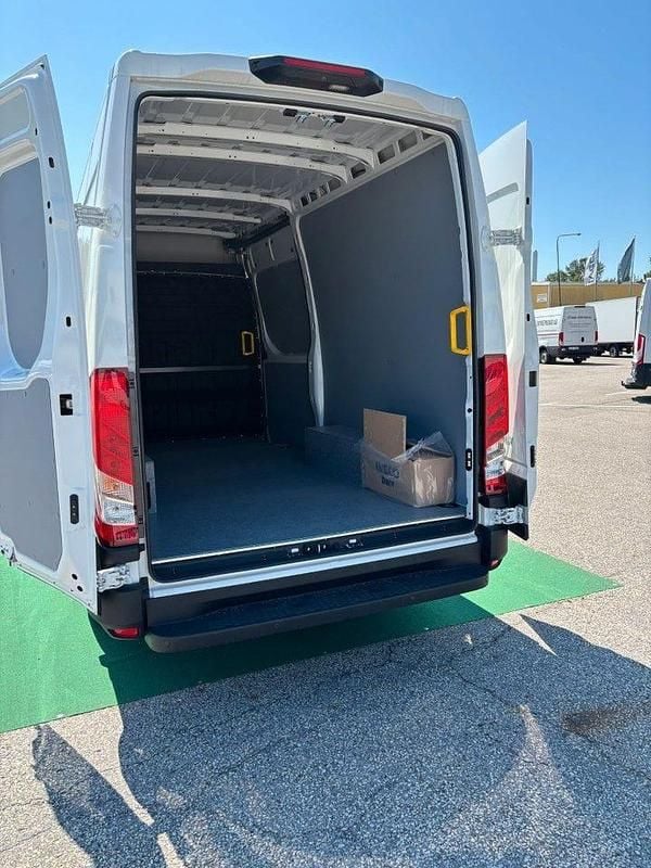 Ny Iveco Daily 136 HK (100 kW) 2025 Vit Van
