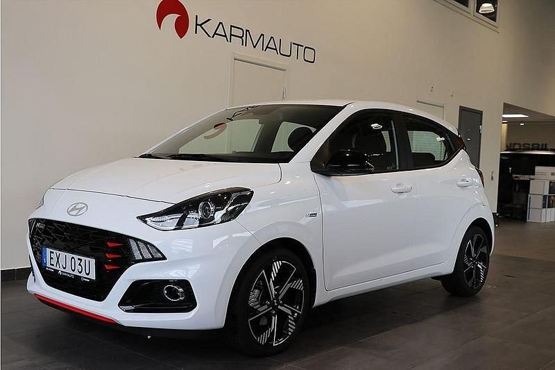 Vit Ny 2024 Hyundai i10 N Line Halvkombi | 179 900 kr (Dyr) - Bild 1/4