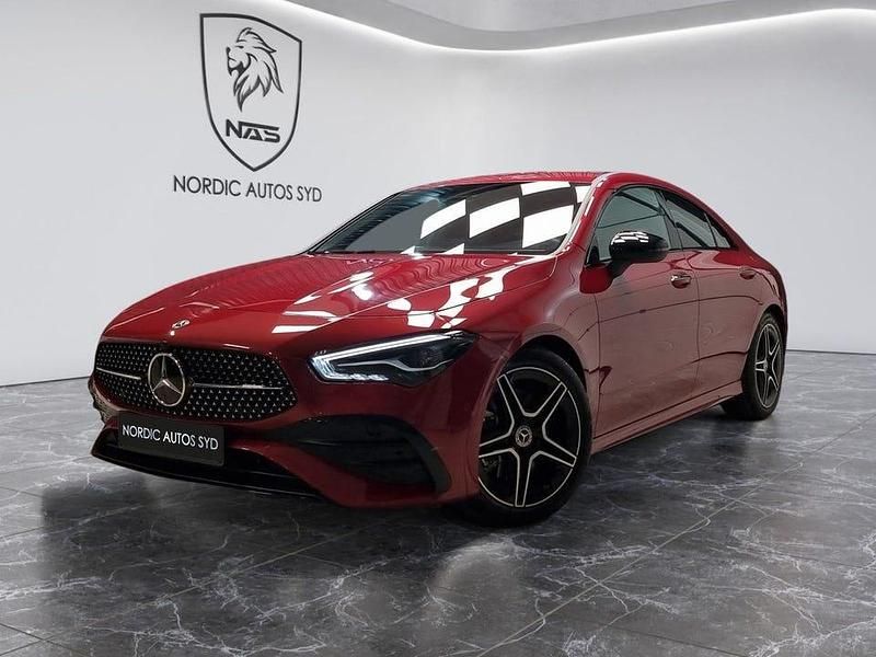 Röd Begagnad 2024 Mercedes CLA200 AMG Sportkupé | 399 900 kr (Lite dyr) - Bild 1/4