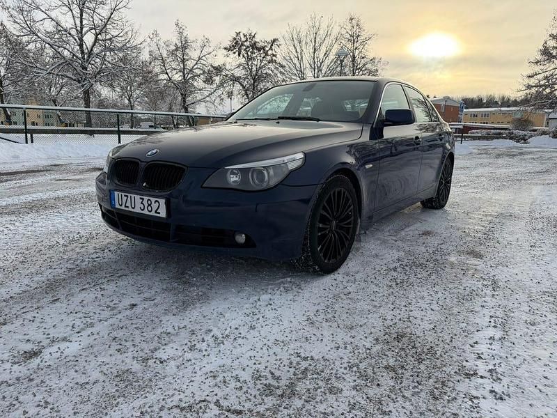 Blå Begagnad 2004 BMW 530 Sedan | 59 900 kr (Marknadspris) - Bild 1/4