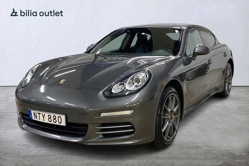 Grå Begagnad 2016 Porsche Panamera 4 Sedan | 399 900 kr (Bra pris) - Bild 1/4