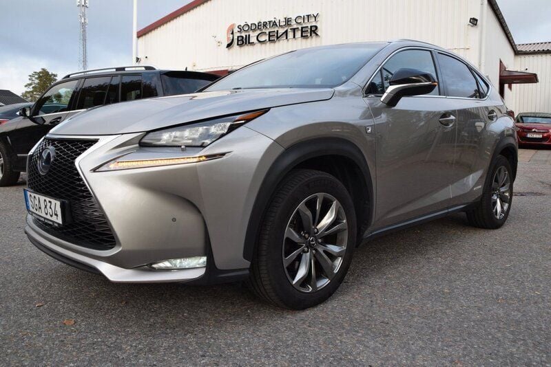 Ljusgrå Begagnad 2014 Lexus NX300h Sport Line SUV | 239 990 kr (Lite dyr) - Bild 1/4