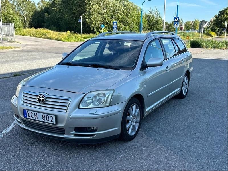 Silver Begagnad 2005 Toyota Avensis Kombi | 35 000 kr (Marknadspris) - Bild 1/3
