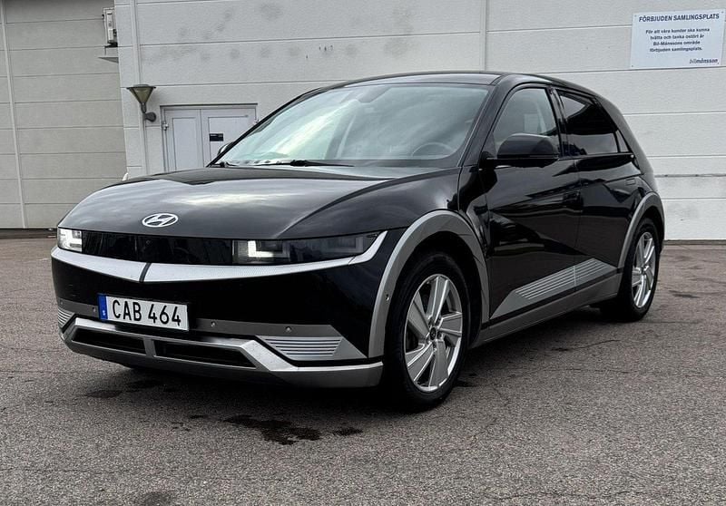 Svart Begagnad 2022 Hyundai Ioniq 5 Advanced SUV | 350 000 kr (Marknadspris) - Bild 1/4