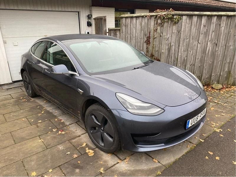 Grå Begagnad 2020 Tesla Model 3 Standard Range Plus Sedan | 235 000 kr (Bra pris) - Bild 1/1