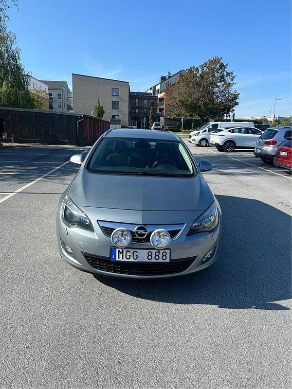 Grå Begagnad 2012 Opel Astra Kombi | 74 900 kr (Marknadspris) - Bild 1/4