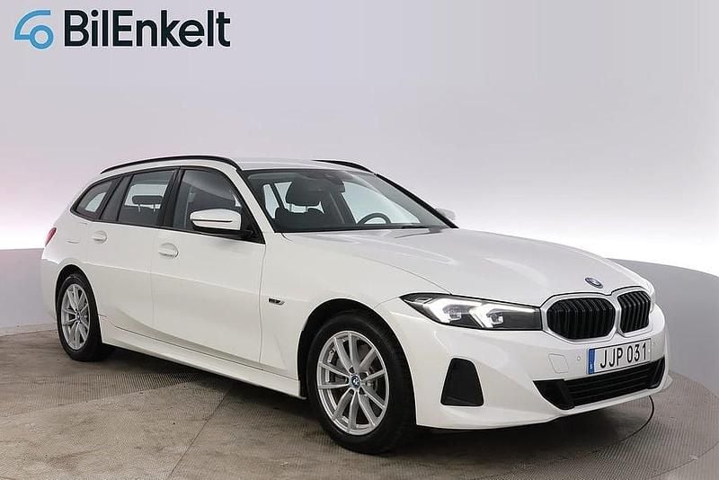 Vit Begagnad 2022 BMW 330e Sport Line Kombi | 359 900 kr (Bra pris) - Bild 1/4