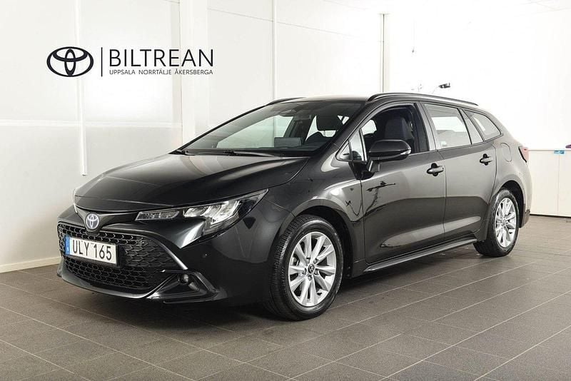Svart Begagnad 2023 Toyota Corolla Active Kombi | 269 900 kr (Marknadspris) - Bild 1/4