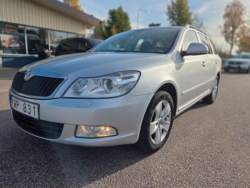 Silver Begagnad 2010 Skoda Octavia Elegance Kombi | 49 900 kr (Marknadspris) - Bild 1/4
