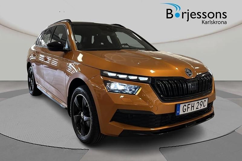 Orange Begagnad 2022 Skoda Kamiq Monte Carlo SUV | 269 000 kr (Marknadspris) - Bild 1/4