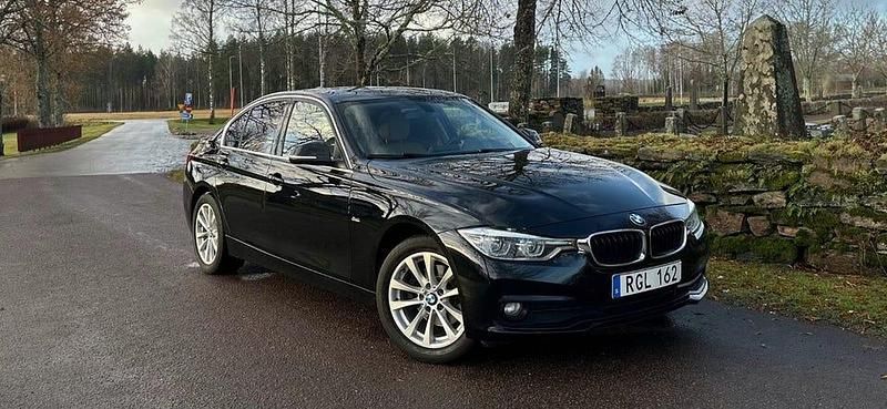 Svart Begagnad 2016 BMW 320 Sport Line Sedan | 164 500 kr (Bra pris) - Bild 1/4