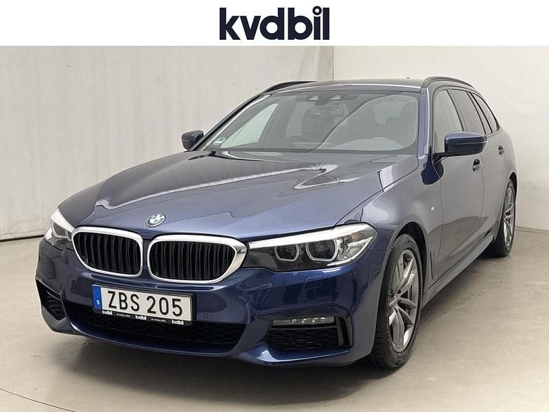 Blå (blå metallic) Begagnad 2020 BMW 520 M Sport Kombi | 294 800 kr (Superpris) - Bild 1/3