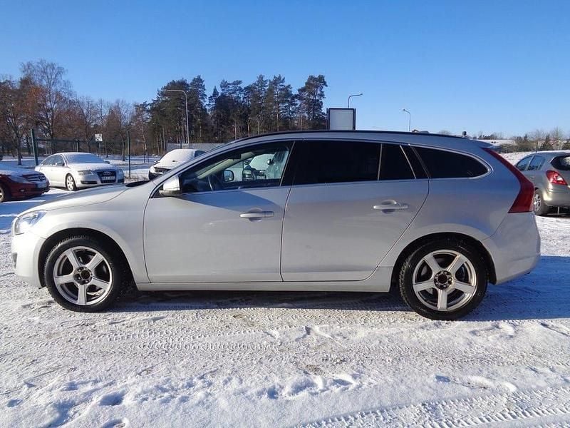 Begagnad Volvo V60 Momentum 163 HK (119 kW) 2011 Grå Kombi