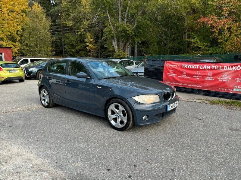 Grå Begagnad 2005 BMW 118 Advantage Halvkombi | 37 900 kr (Bra pris) - Bild 1/4