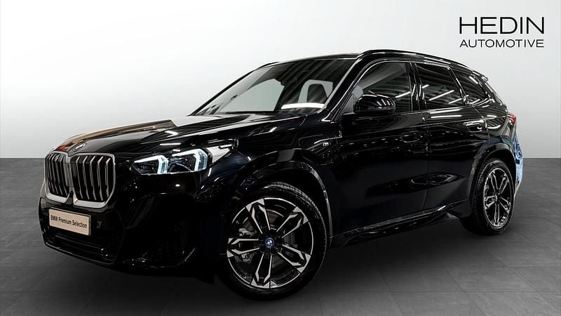 Svart Begagnad 2025 BMW X1 Comfort Edition SUV | 589 700 kr - Bild 1/4