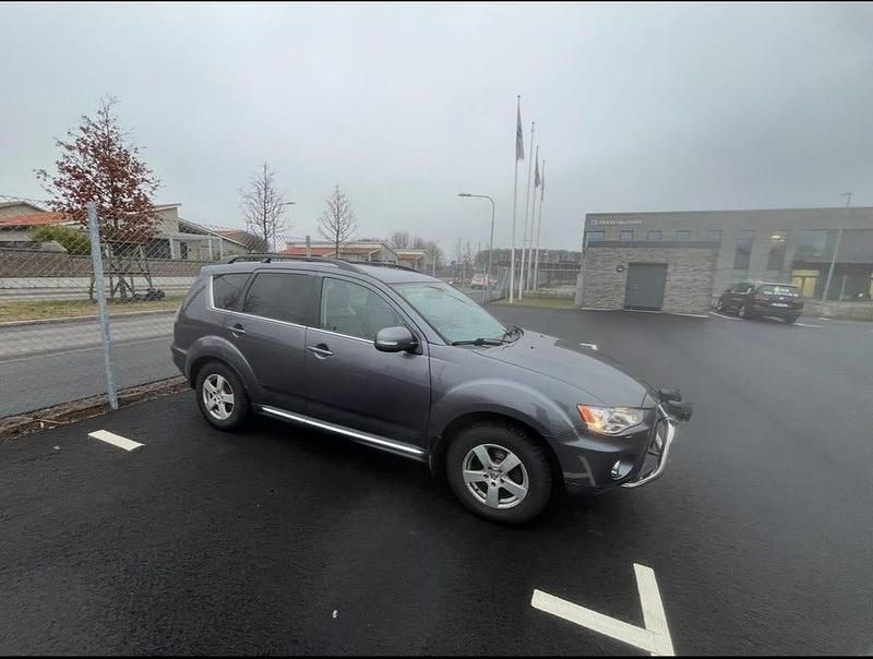 Grå Begagnad 2012 Mitsubishi Outlander SUV | 115 000 kr (Lite dyr) - Bild 1/4